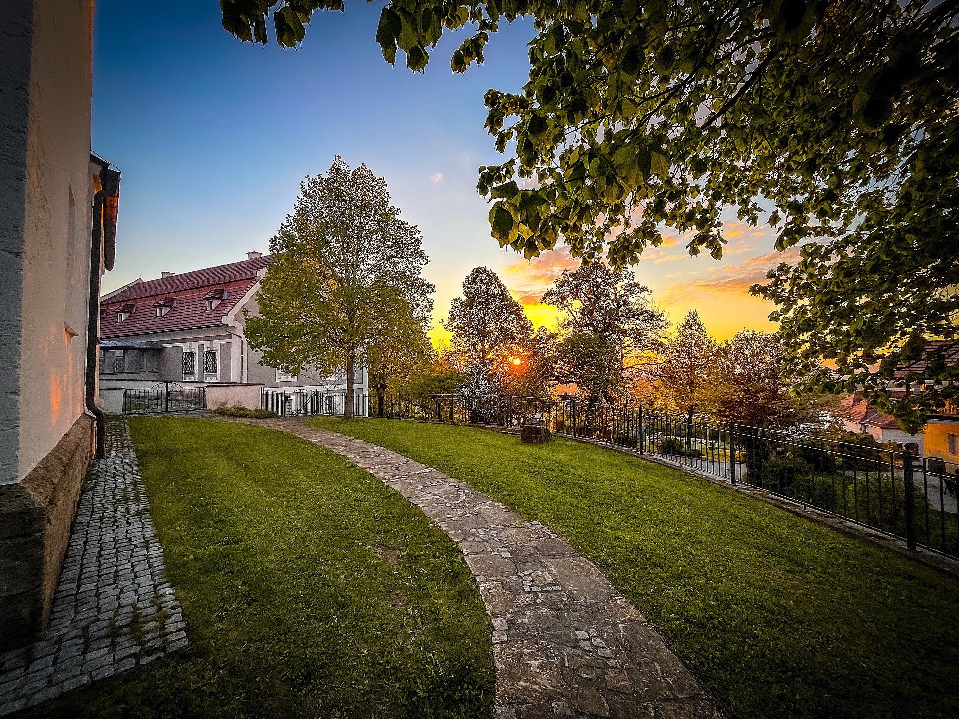 Hannes Auer, Abendstimmung April 2026, Pfarrhof Behamberg