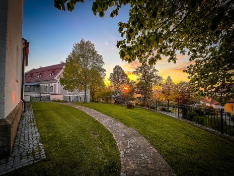 Hannes Auer, Abendstimmung April 2026, Pfarrhof Behamberg