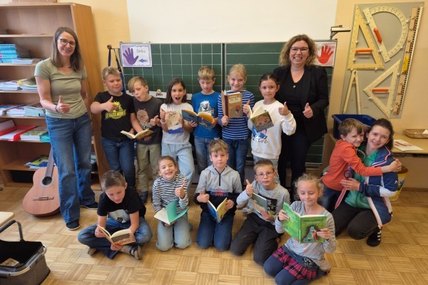 Übergabe_BücherpaketVSVestenthal