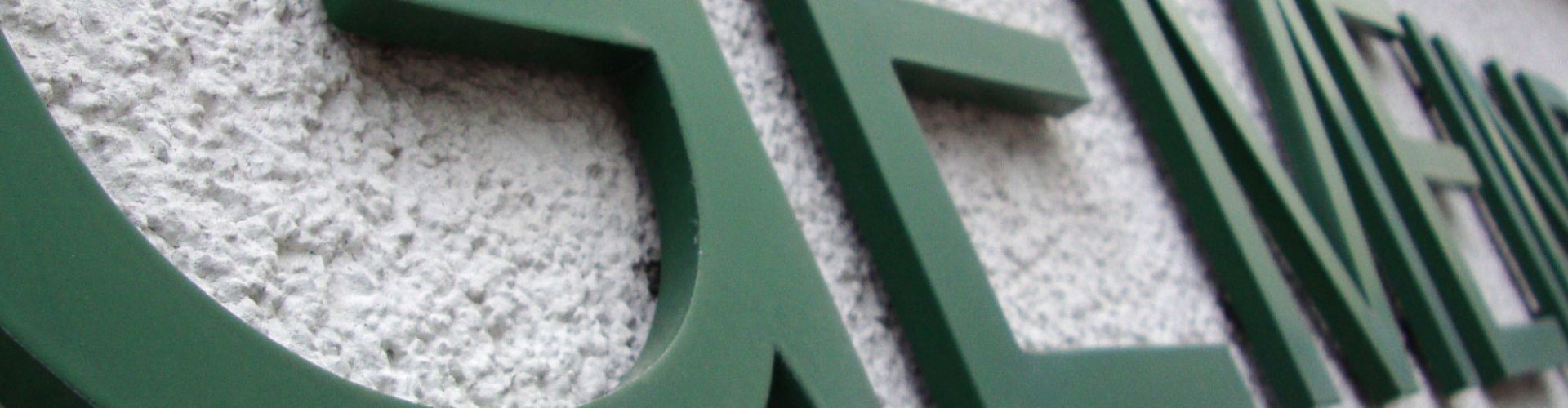 Grünes Schild mit dem Buchstaben 