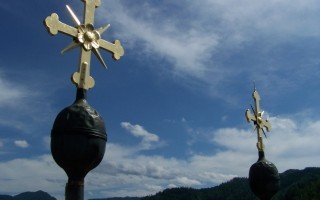 Kirchenkreuze StGeorgenReith 240807.jpg
