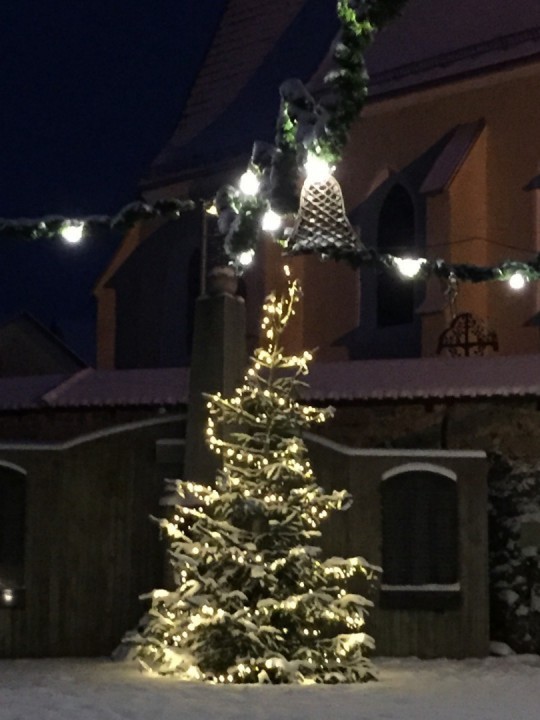 2014-12-28 Christbaum - Kirche - Dorfplatz mit Schnee 001.jpg