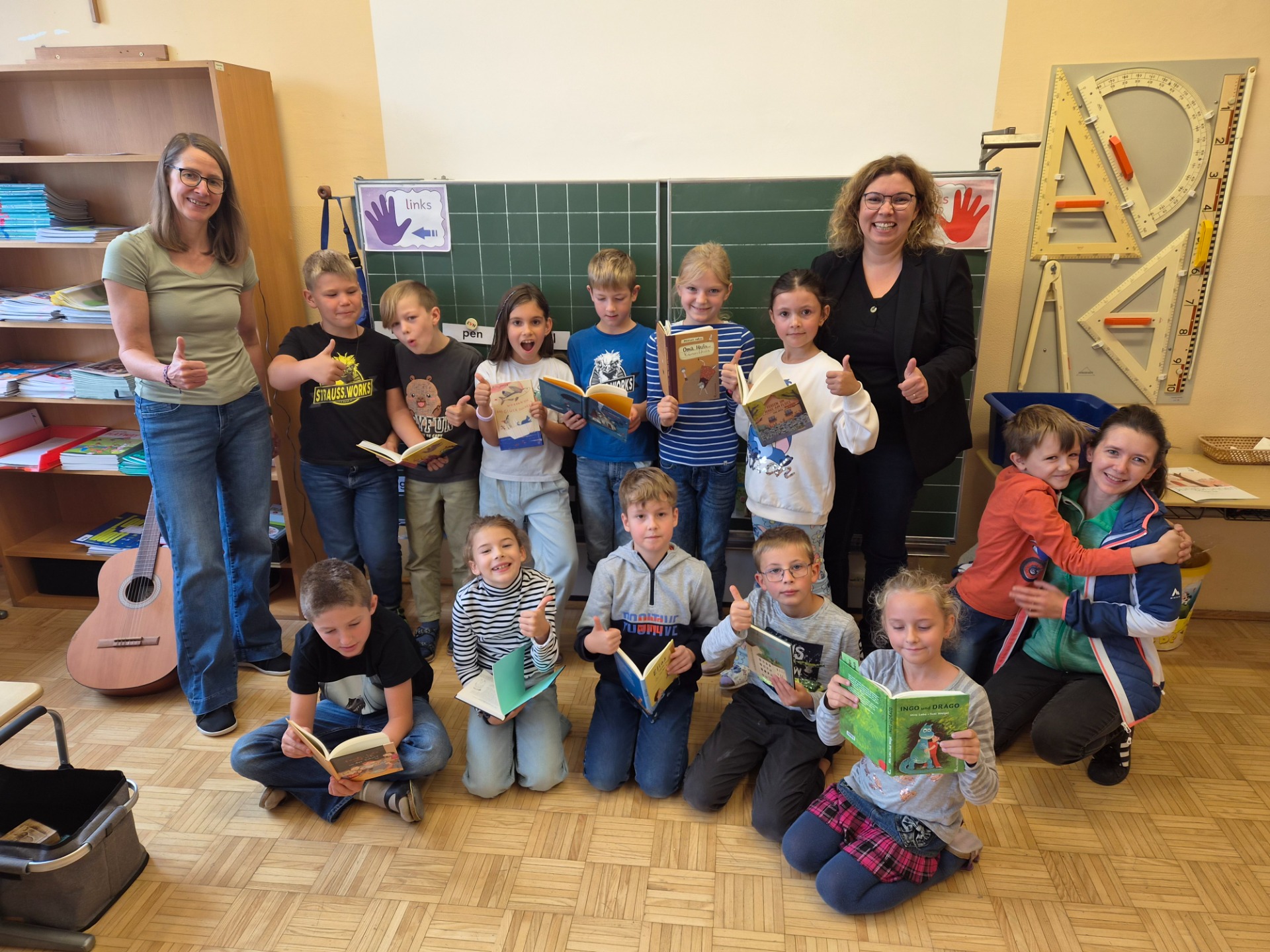 Schüler und Lehrerinnen lesen Bücher in einem Klassenzimmer in Wien
