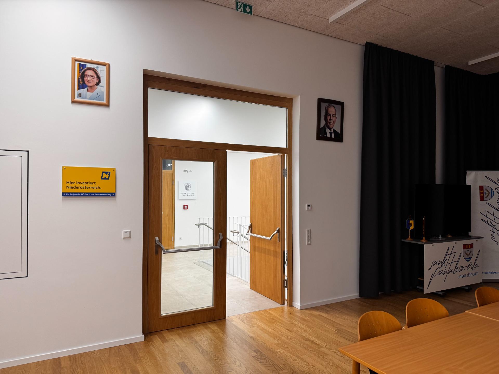 Eingang des Gemeindesaals mit Fördertafel
