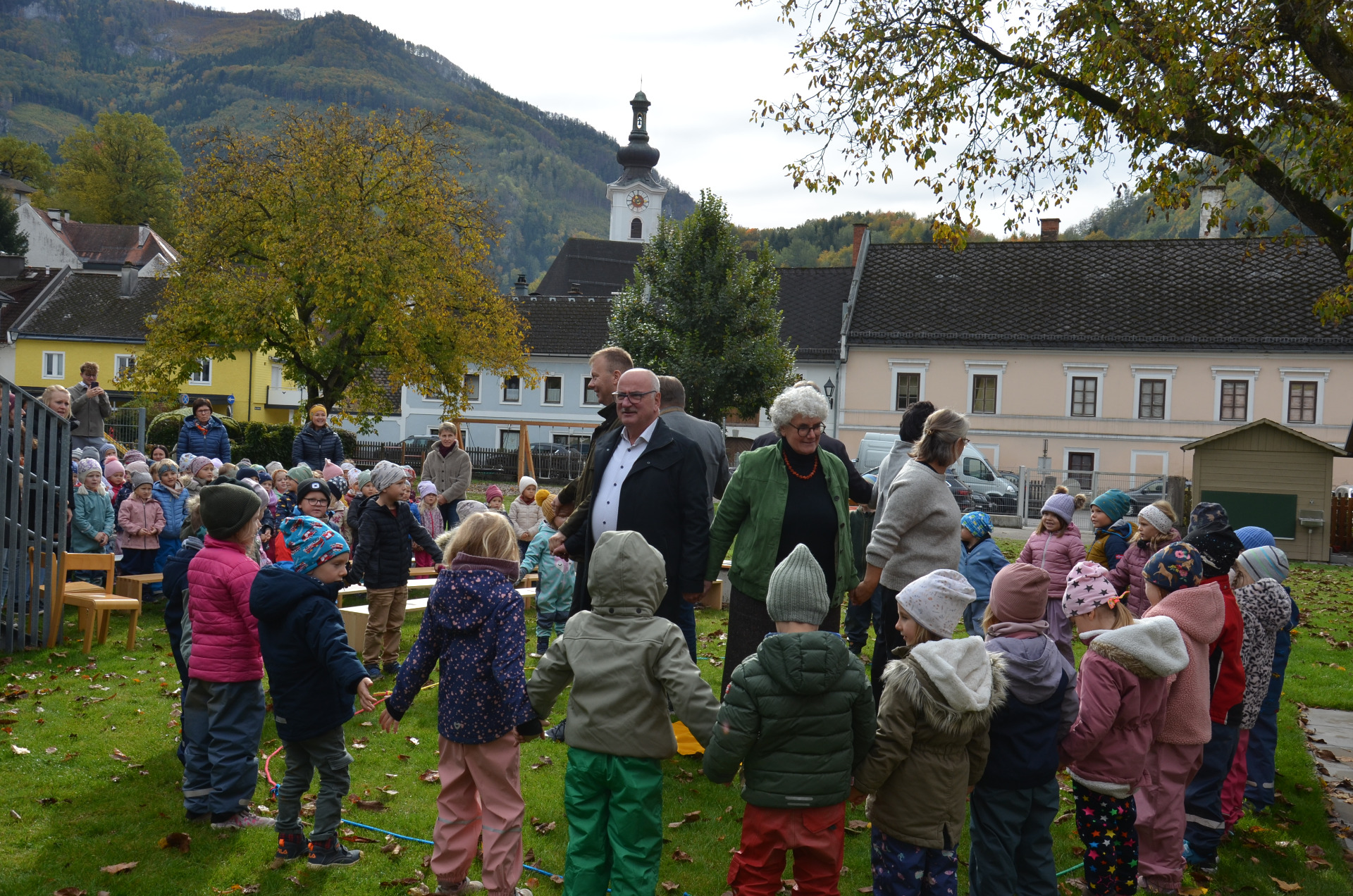 Kindergartenkinder halten Händchen in der Nähe von Bad Goisern, Oberösterreich